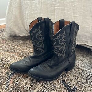 Black Ariat cowboy boots